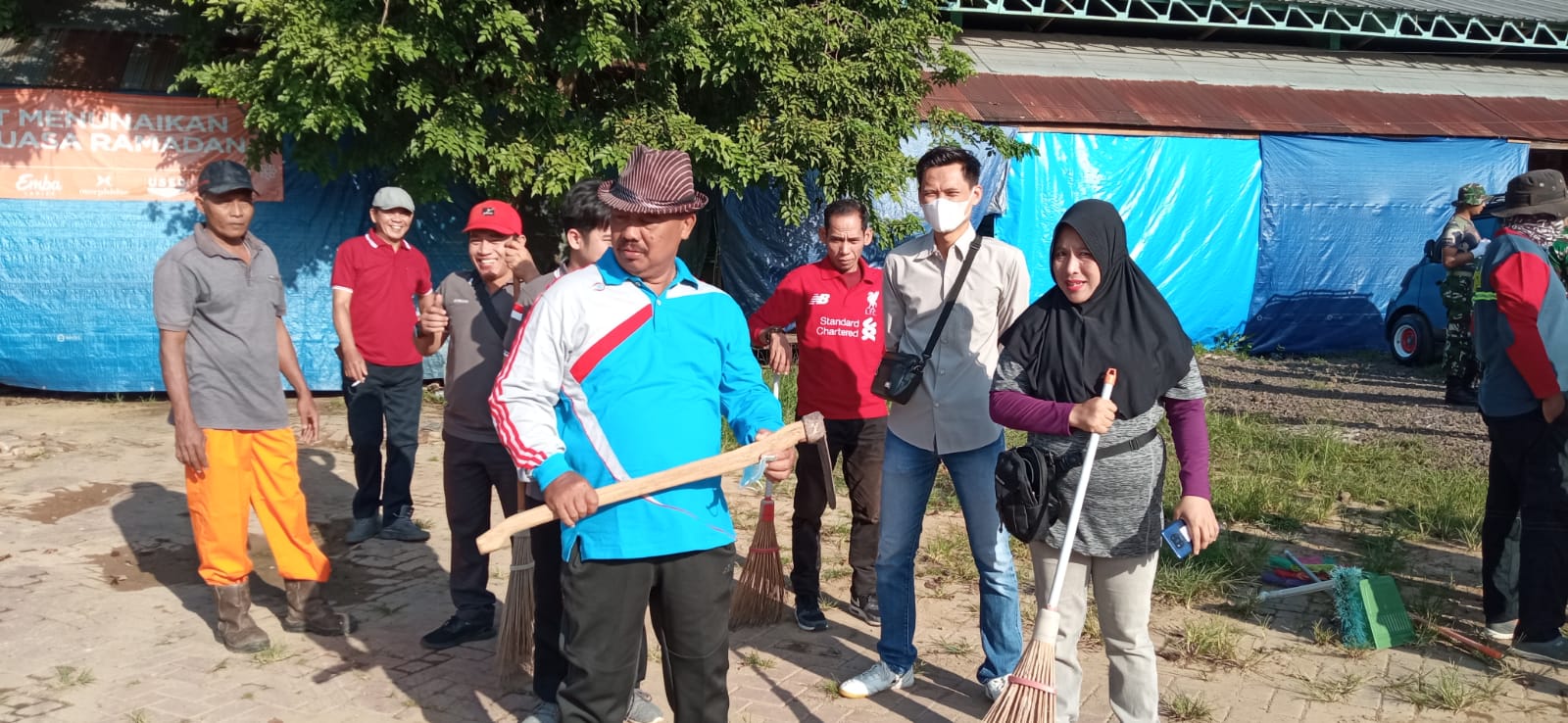 Lurah Tanah Grogot beserta Kasi & Staf melakukan Gotong Royong Bersih-Bersih di Pasar Induk Senaken